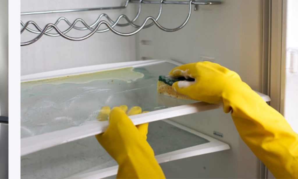 Due punti critici che tendono a rovinare l'aria di casa sono il frigo e le tubature del lavello