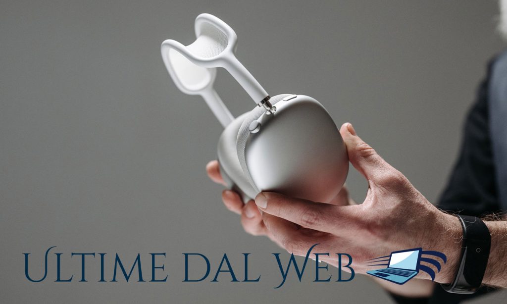 Igiene Tech: come pulire la tecnologia di tutti i giorni senza danneggiarla 3 Gli auricolari che si inseriscono nelle orecchie (come gli AirPods o equivalenti) accumulano naturalmente cerume, sudore e polvere
