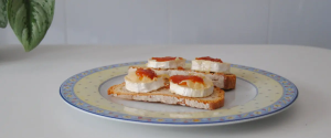 bruschette con formaggio e marmellata di pomodoro