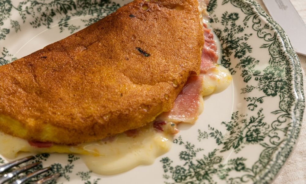 omelette con prosciutto cotto e formaggio