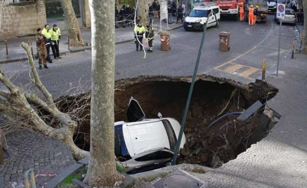 Voragine a Napoli