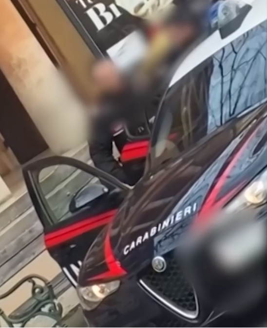 Carabinieri picchiano un ragazzo a Modena