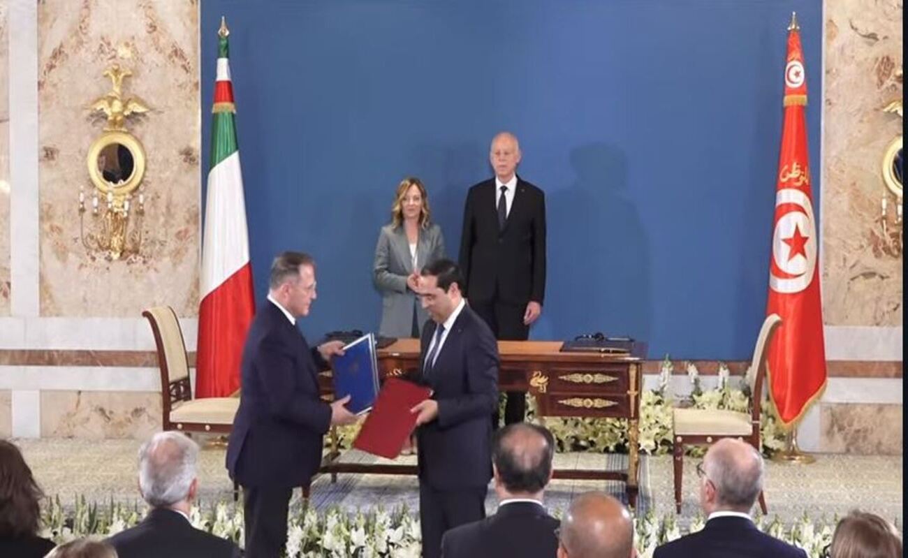 Giorgia Meloni accanto al presidente della Tunisia