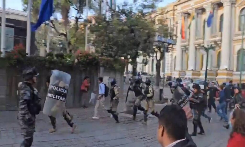 Bolivia, militari dalla piazza