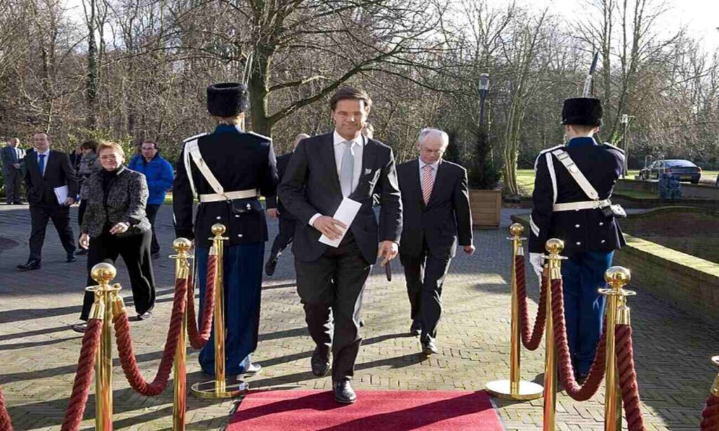 Mark Rutte, archivio Wikimedia: https://commons.wikimedia.org/wiki/Category:Mark_Rutte_with_people?uselang=it#/media/File:Mark_Rutte_ontvangt_Europese_Raad-voorzitter_Van_Rompuy.jpg