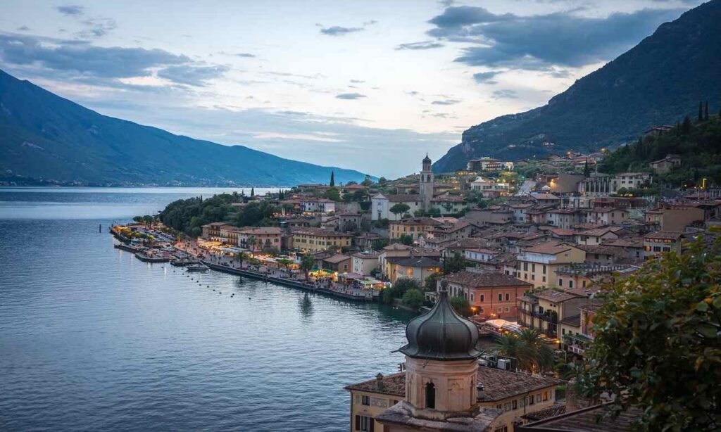 Sfondo del lago di Garda, scelto per un articolo sul meteo luglio e agosto 2024