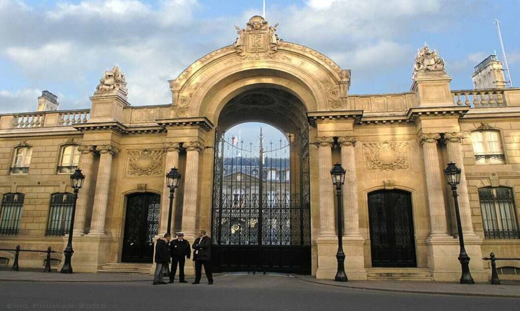 Il Palazzo dell'Eliseo, centro del potere politico in Francia, durante un periodo di incertezza politica.