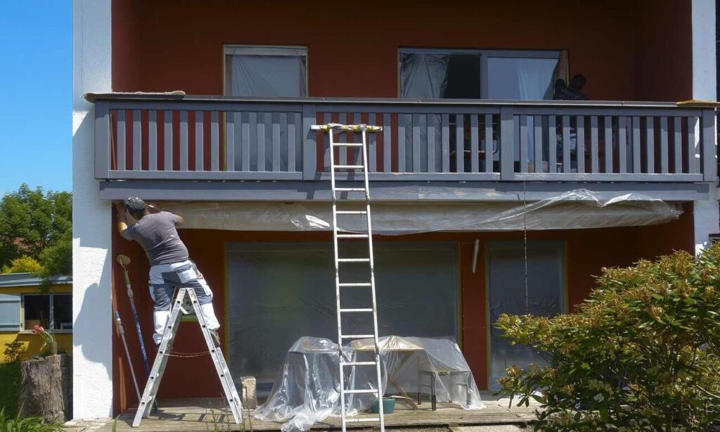 Tintura e manutenzione del tetto tra i lavori di casa da fare in estate