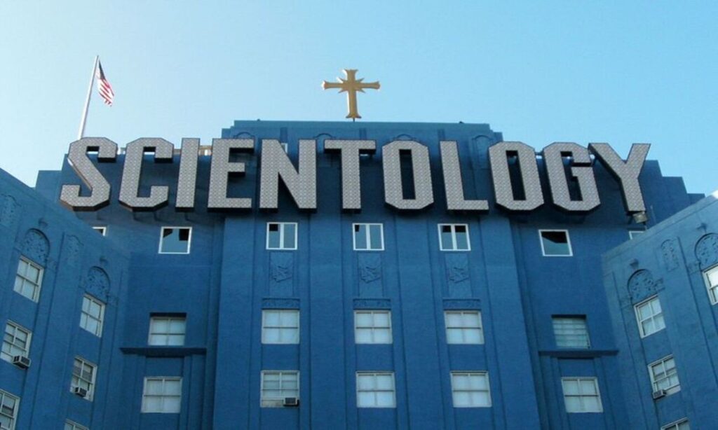 Church of Scientology "Big Blue" building (the former Cedars of Lebanon Hospital) at Fountain Avenue/L. Ron Hubbard Way, Los Angeles, California (foto da Wikipedia)