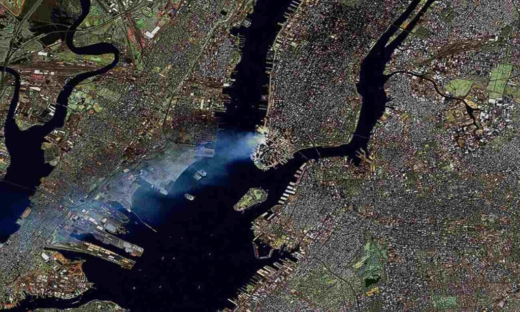 Da Manhattan, il 12 settembre 2001, si sollevava una lunga voluta di fumo
Landsat 7 - NASA Goddard Office of Public Affairs - http://www.gsfc.nasa.gov/topstory/20020905wtc.html