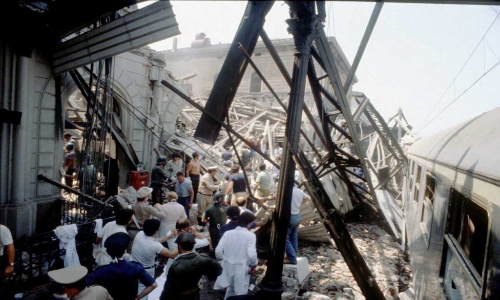 Strage di Bologna, i primi soccorsi (foto da Wikimedia)