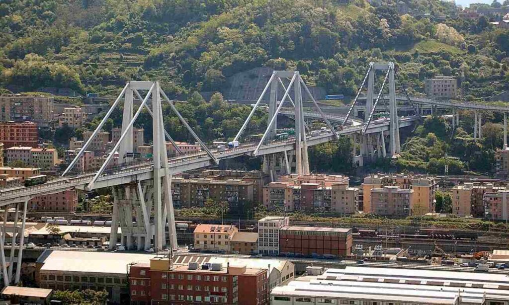 Da Wikipedia, l'immagine del Ponte Morandi ancora intatto