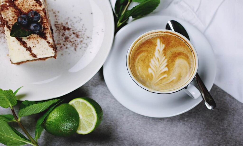 Vacanze e colazione, il pasto più importante dalla giornata con il caro prezzi