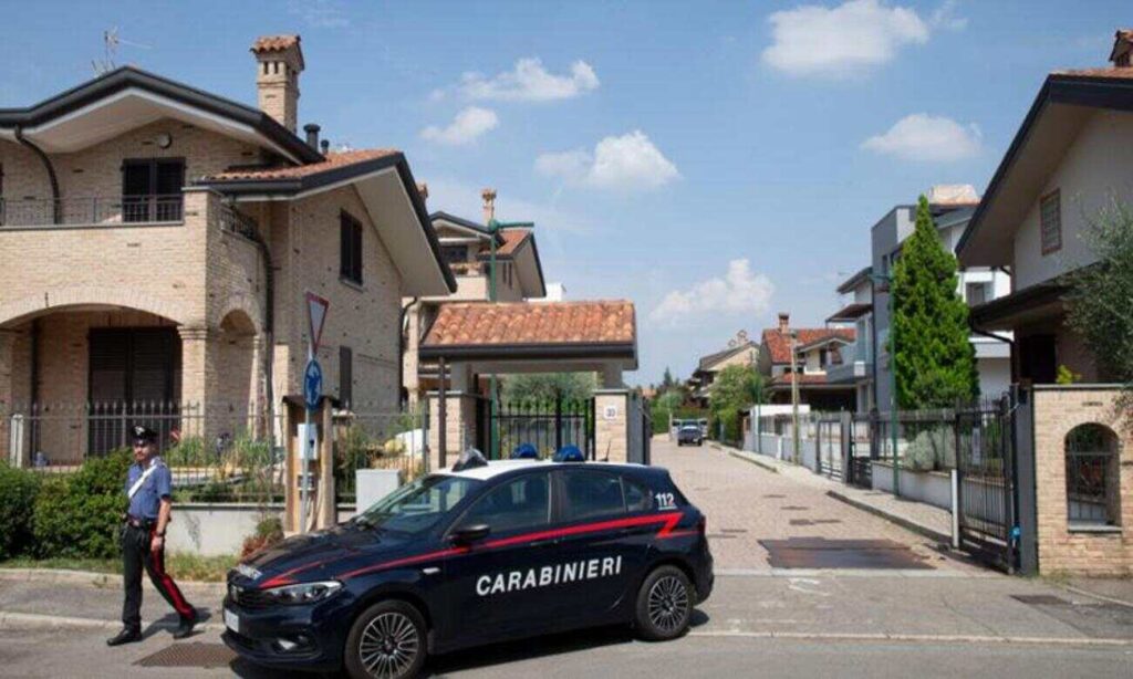 Carabinieri sulla scena di Paderno Dugnano