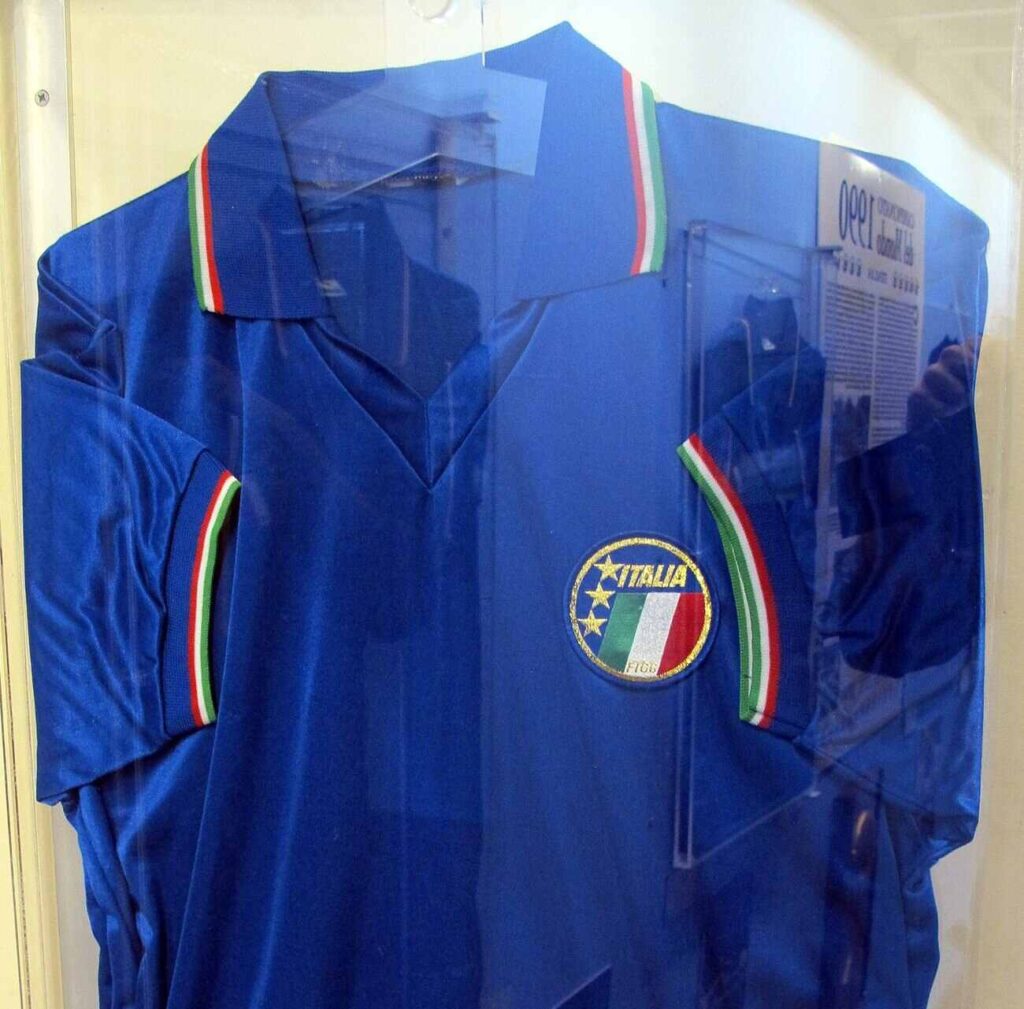 Maglia di toto schillaci indossata in italia-svizzera il 31-03-1990. Museo del Calcio, opera di Saliko - fonte Wikimedia (CCBy 3.0)