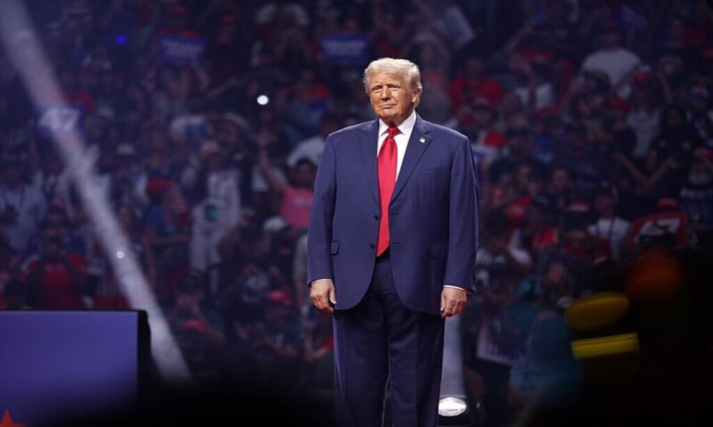 Former President of the United States Donald Trump speaking with attendees at an Arizona for Trump rally at Desert Diamond Arena in Glendale, Arizona. Foto da Wikimedia - Gage Skidmore from Surprise, AZ, United States of America