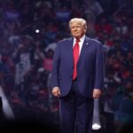 Former President of the United States Donald Trump speaking with attendees at an Arizona for Trump rally at Desert Diamond Arena in Glendale, Arizona. Foto da Wikimedia - Gage Skidmore from Surprise, AZ, United States of America