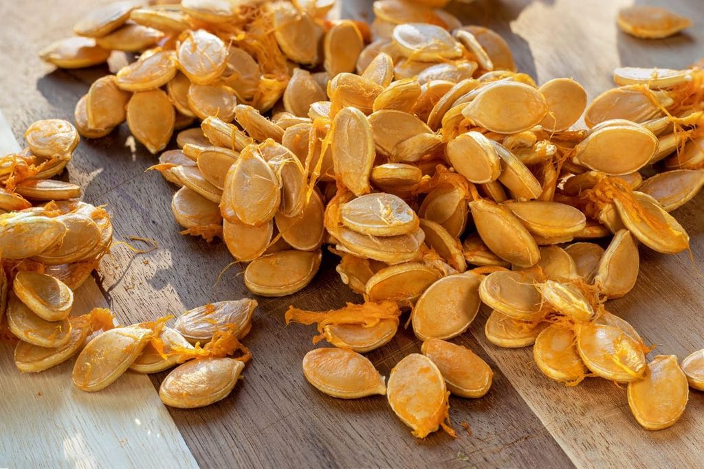 Semi di zucca: gustali, beneficia delle loro proprietà e 5 ricette top 2 I semi di zucca si possono pulire facilmente