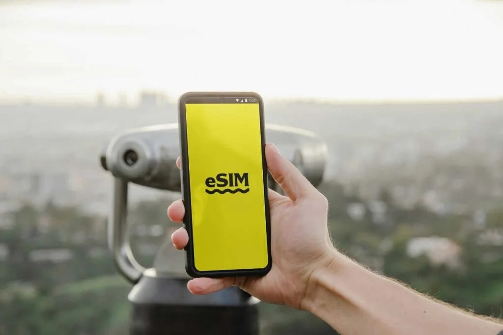 Viaggia con le SIM e le eSIM giuste per te: come avere dati internet all'estero ed evitare bollette da incubo 2 La eSIM ha rivoluzionato le comunicazioni in viaggio, dato che si attiva facilmente senza necessità di cercare negozi all'aeroporto o maneggiare minuscole schedine di plastica con spilli e graffette