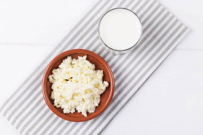 Kefir mania: tutti ne parlano. Impara a distinguerlo dallo skyr e dallo yogurt greco 2 Il kefir aiuta a contrastare i batteri nocivi, riducendo i gonfiori dopo i pasti e favorendo la regolarità intestinale