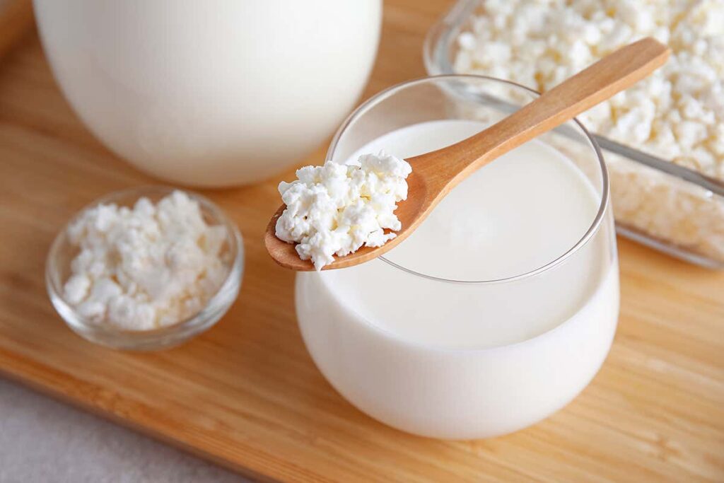 Kefir mania: tutti ne parlano. Impara a distinguerlo dallo skyr e dallo yogurt greco 1 Il kefir aiuta a contrastare i batteri nocivi, riducendo i gonfiori dopo i pasti e favorendo la regolarità intestinale