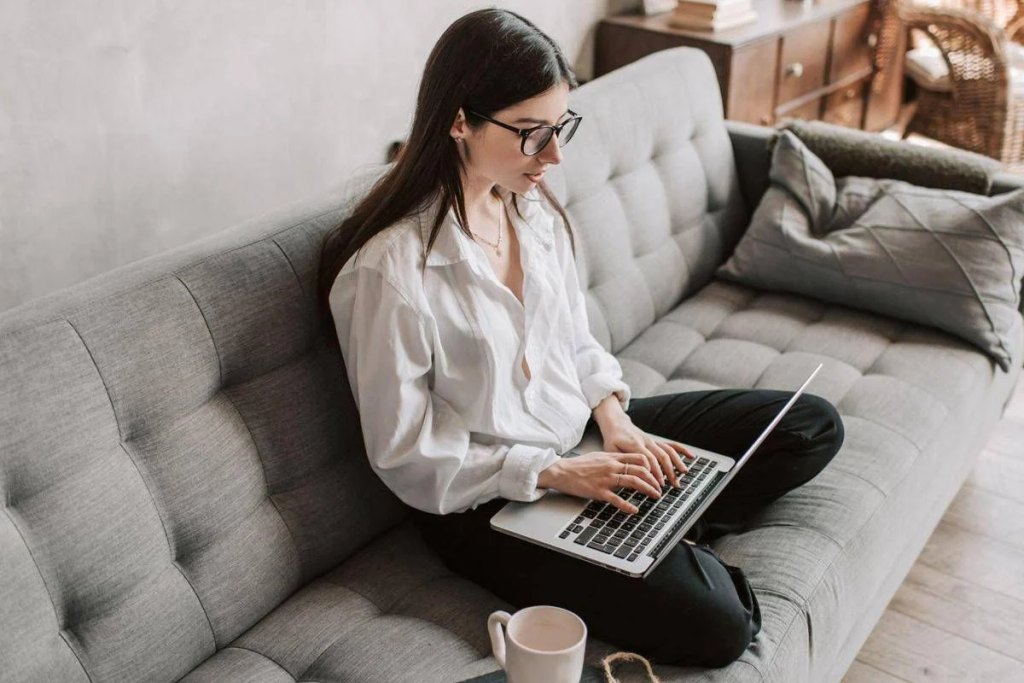 Smart working e salute: diritto alla disconnessione e come evitare il burnout 3 Nei contratti aziendali vengono sempre più spesso negoziati indennizzi forfait o rimborsi per coprire i costi delle spese sostenute per lo smart working
