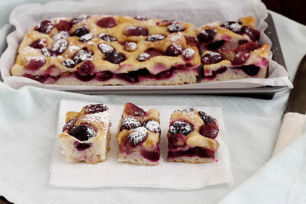 Hai mai provato l’uva bio con crema solare? Scopri il trucco dei 5 gradi in meno e 3 ricette con acini biologici 3 La focaccia morbida con uva nera, rosmarino e noci è una delle preparazioni più genuine e profumate della tradizione contadina.