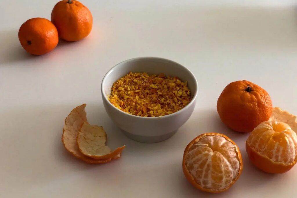 Tempo di mandarini: scopri come sorprendere i tuoi ospiti con le nostre 3 ricette originali 3 bucce di mandarino essiccate e tritate