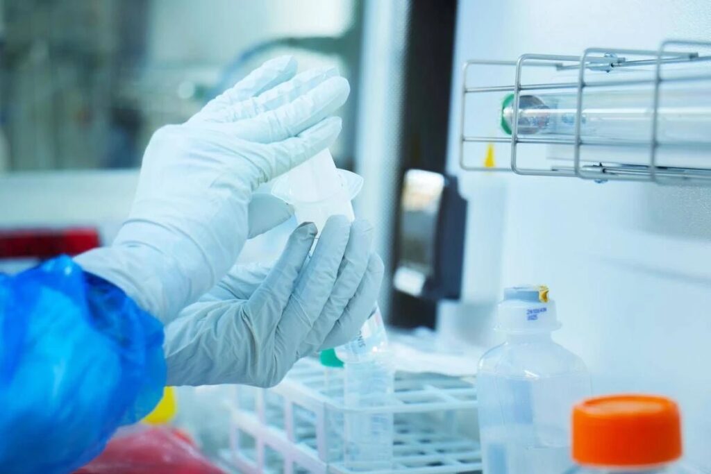 La peste polmonare è la forma più grave causata da Yersinia pestis.