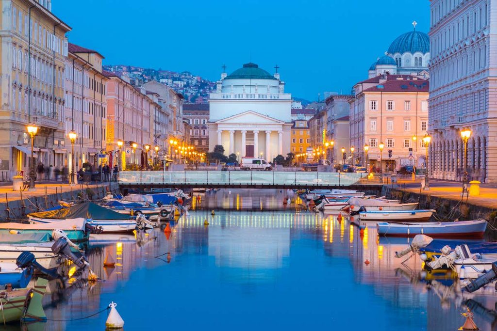 Scopri la città più viva d'Italia: perché qui annoiarsi è impossibile 3 La passione per gli sport nautici, dal canottaggio alla vela, movimenta la vita di migliaia di residenti di Trieste